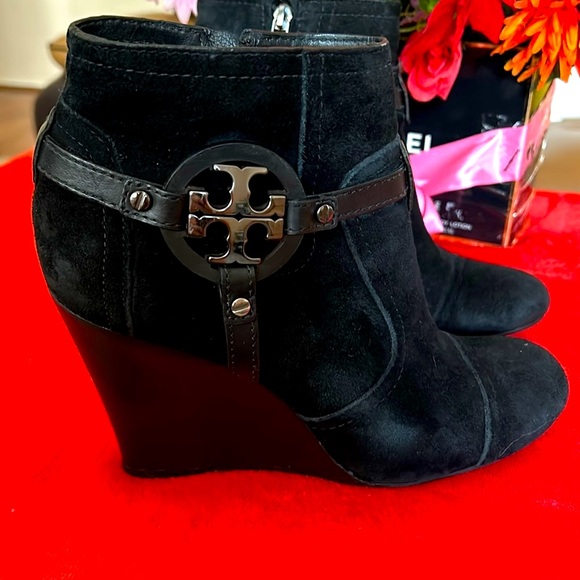 TORY BURCH LOGO SUEDE ANKLE BOOTIE - Picture 3 of 16